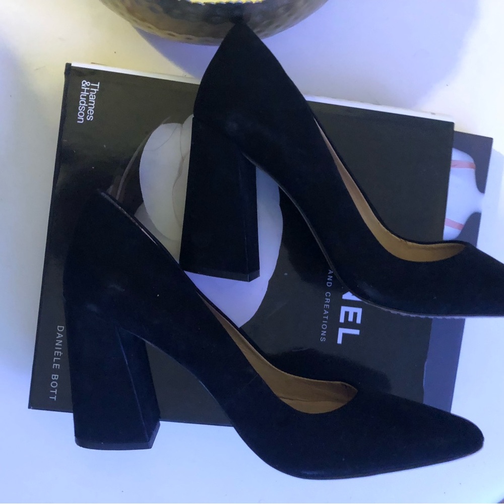 Vince Camuto Black Suede Size 11 Pumps